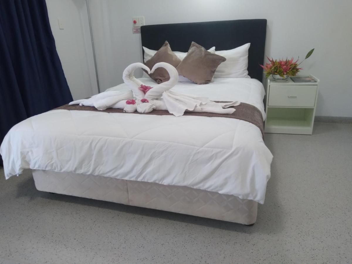 Crossroads Hotel Lae Omili Bagian luar foto